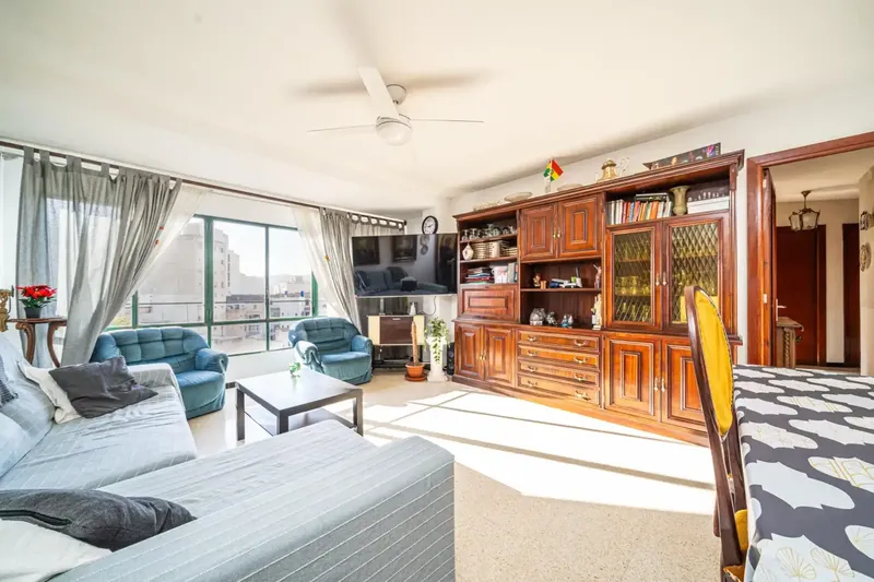 This flat in Palma, located in the quiet area of Arxiduc, stands out for its brightness and functional layout. With 114 m² of usable space, it offers — photo 3