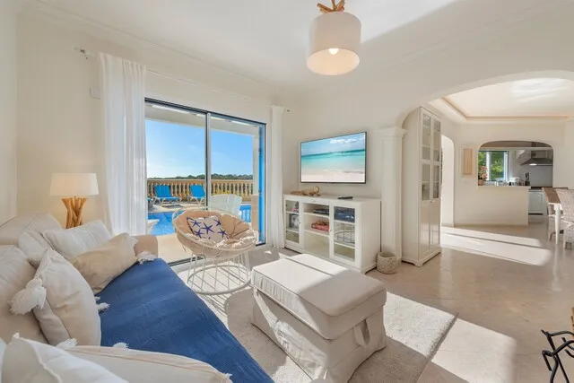 Front line villa with rental license and beach access for sale in Cala Pi, Mallorca — photo 4