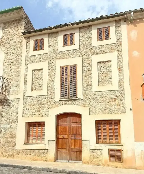 We present this magnificent village house located in the heart of Mancor de la Vall, an emblematic building that extends over — photo 12