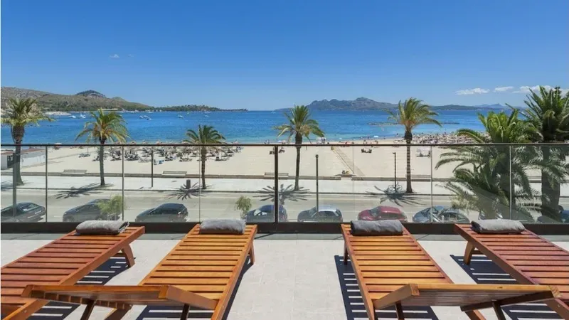 Modern style penthouse with amazing beach and sea views for sale in Pollensa, on the north of Mallorca. — photo 2