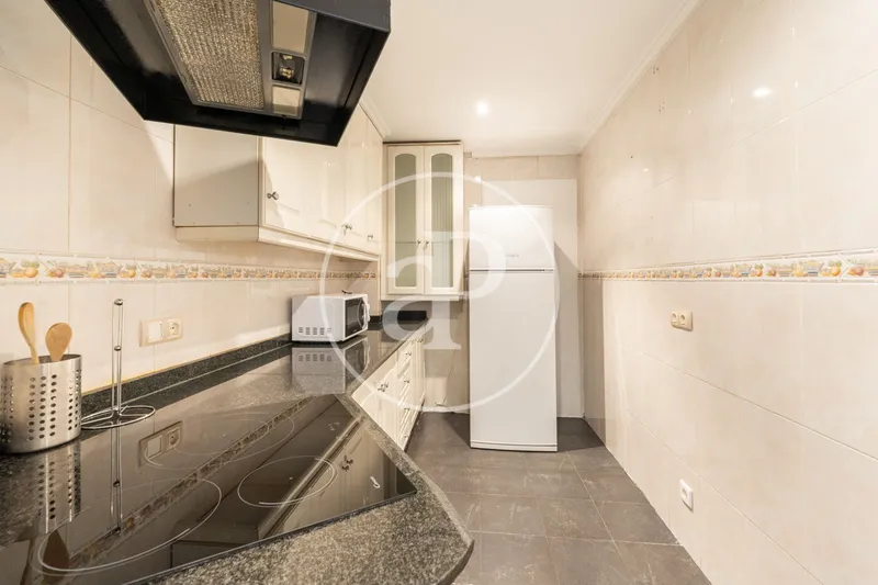 Two bedroom apartment in the Central Market of Valencia. — photo 11