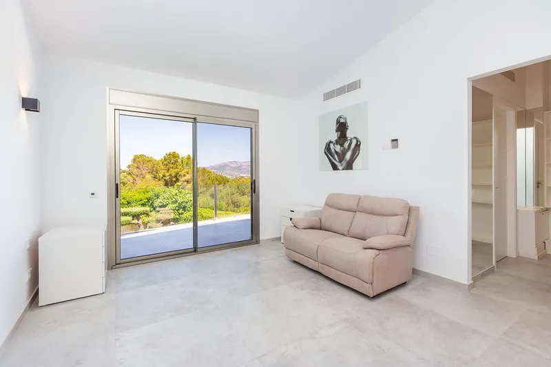 Elegant family villa in exclusive residential location near the center — photo 12