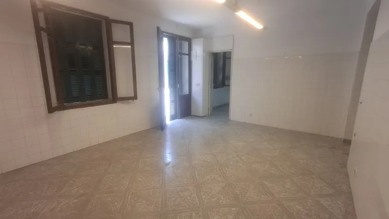 Ground-floor shop in a central location of S Horta — photo 3