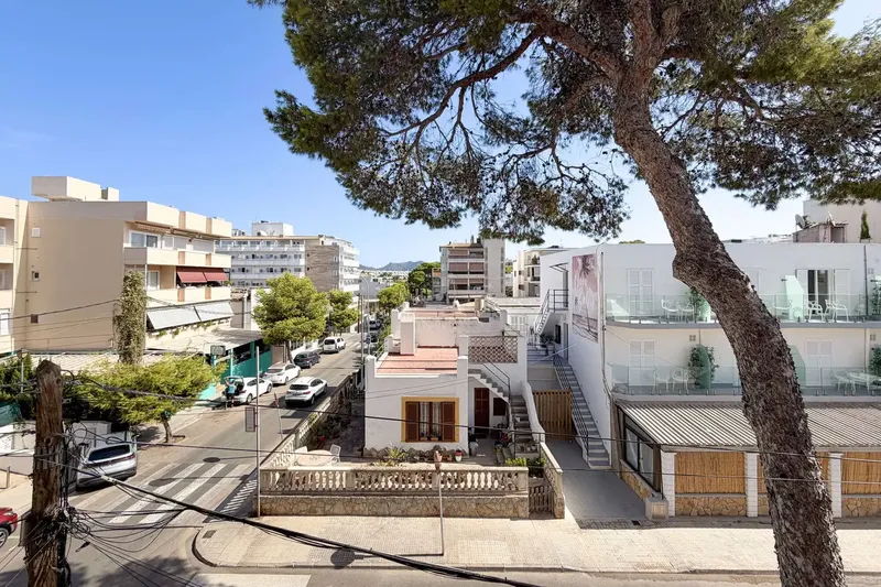 ¡Bienvenidos a Cala Millor! Este atractivo piso de 2 habitaciones, situado en tercera línea de mar, combina la calidad de vida mediterránea — photo 3