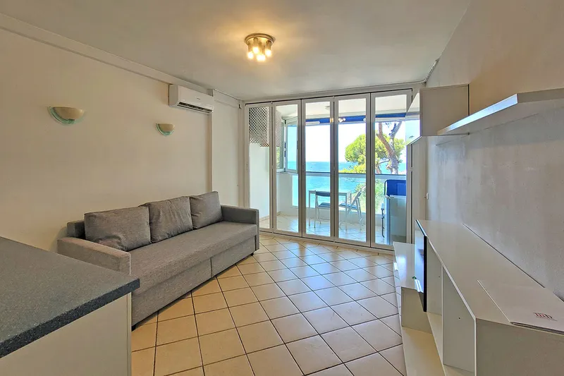 Furnished 1-bedroom apartment with sea views for rent — photo 3