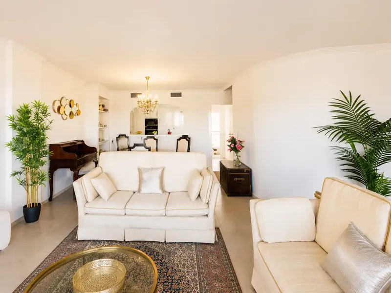 This well-kept townhouse in a quiet area of Genoa impresses with its Mediterranean style, spacious outdoor areas and its — photo 4