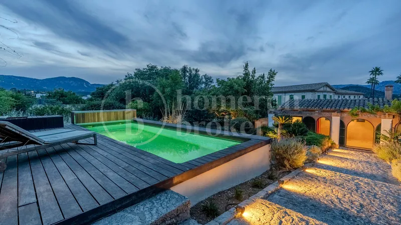 Refined Garden Oasis in Establiments — photo 3