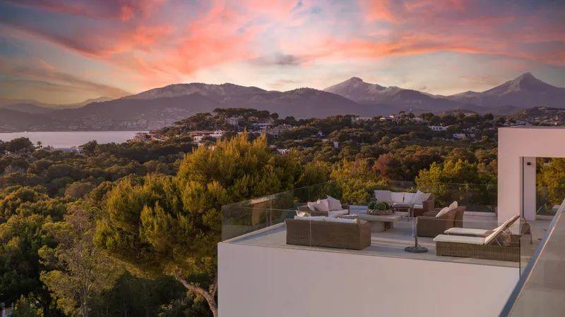 Sophisticated luxury villa in Santa Ponsa with pool, tennis court and fantastic sea views — photo 12