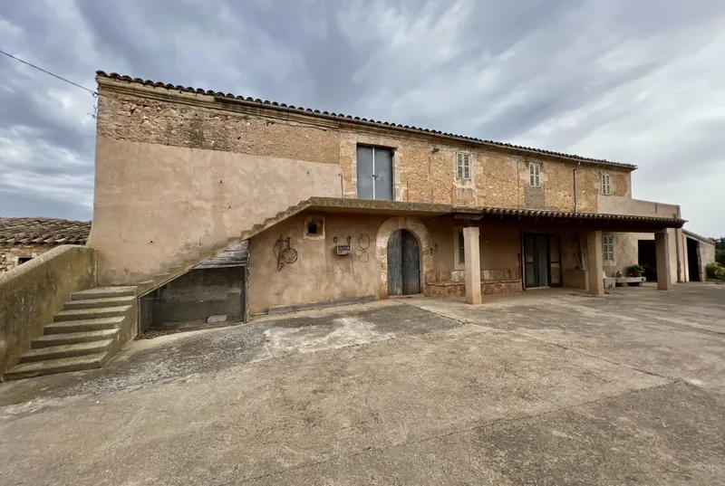 Rustic finca with agricultural outbuildings in Felanitx — photo 2