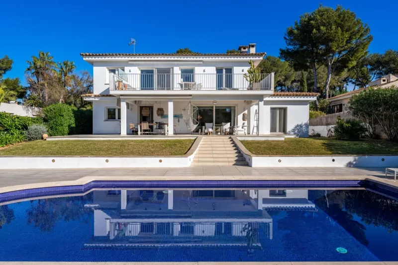Stylish villa with pool and garden in quiet residential area - Villa with pool and garden (12659) — photo 1