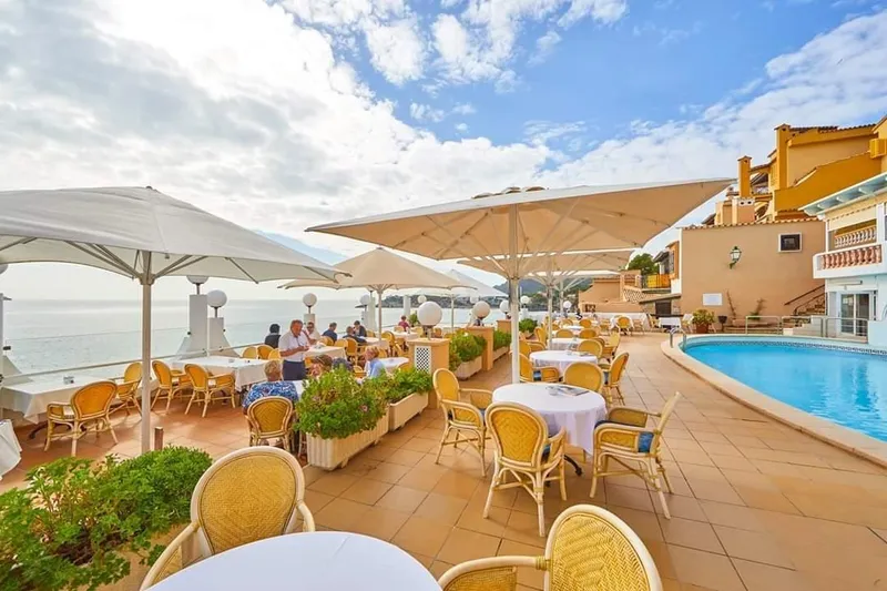 Historic restaurant on the first line of the sea with terrace and pool — photo 4