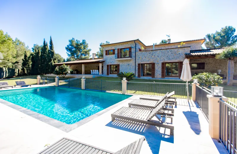 Impressive villa in a quiet area in Santa Ponsa — photo 1