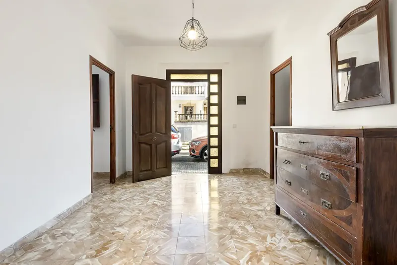 We present a unique opportunity to acquire a detached house located in the Son Ferriol neighborhood. This home, built in — photo 3