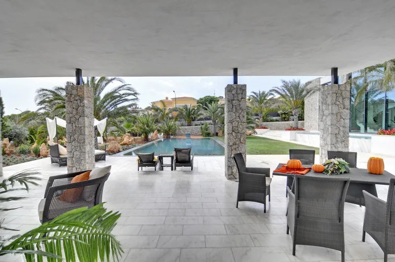 Spectacular luxury villa with lots of privacy and partial sea views — photo 4