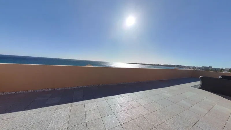 Right in the heart of Cala Millor - on the absolute first line of the sea - a property awaits you that has no rival in this form. — photo 2