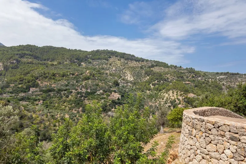 Character filled family house with garden in Deia — photo 9