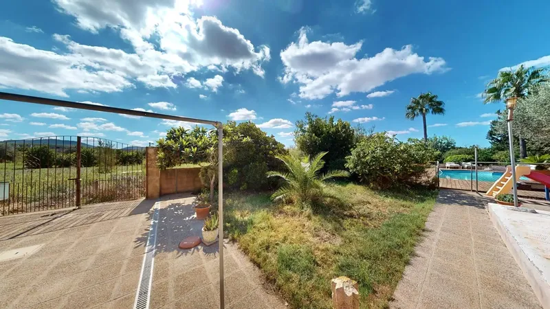 In a quiet and natural setting in Algaida, this 2,000 m2 estate offers absolute privacy and a charming 214 m2 home with — photo 8