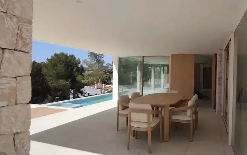 Líneas puras, espacios fluidos y una arquitectura de vanguardia definen esta impresionante villa de nueva — photo 4