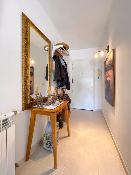 Sunny 2-bedroom apartment with private parking — photo 4