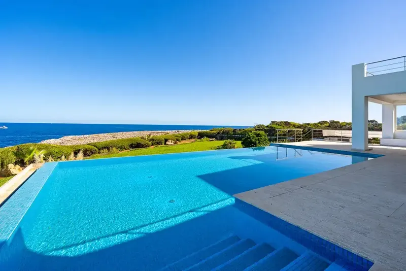This singular frontline villa in Cala d'Or offers extraordinary privacy, magnificent outdoor spaces and uninter — photo 3