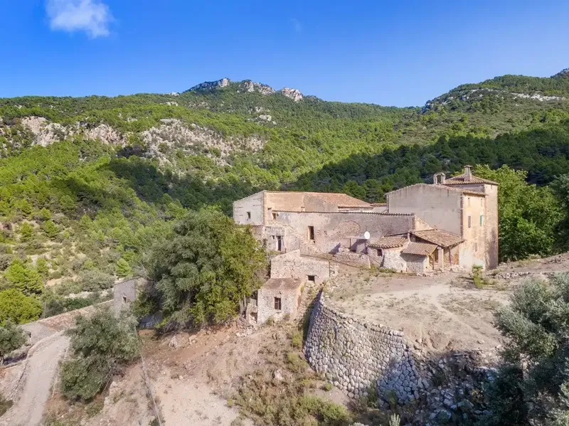 The impressive finca, for sale in Estellencs, occupies a privileged and elevated position within the Serra de Tramuntana. It occupies a huge — photo 5