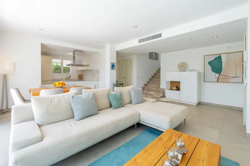 Exclusive residence with pool and well-kept garden in popular residential area - terrace and pool (15298) — photo 9