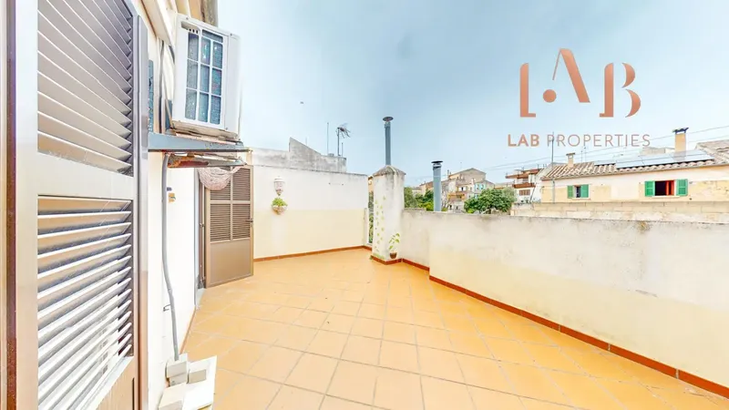 We present this interesting property consisting of two completely independent homes, each with its own access, making it — photo 4