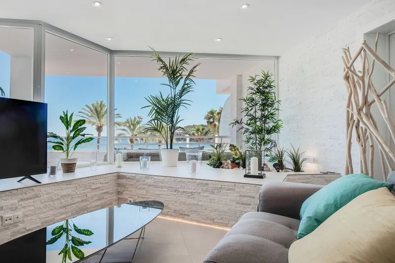 Renovated luxury apartment in 1st sea line with fantastic panoramic sea view — photo 8