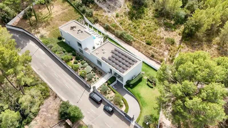 This contemporary villa is located in Son Vida, the most exclusive and prestigious residential enclave in Palma, and combines striking architecture — photo 1
