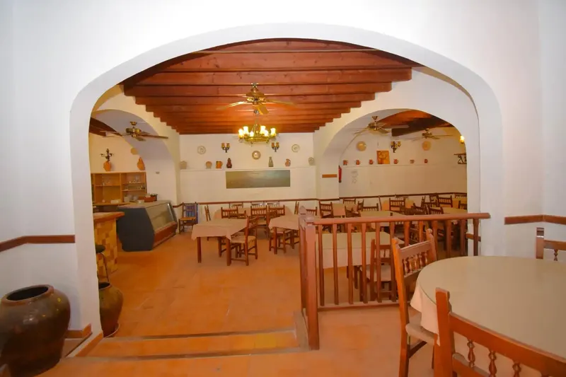 Commercial premises for sale on the ground floor plus first floor apartment with a built area of 394 m2 in Sineu — photo 9