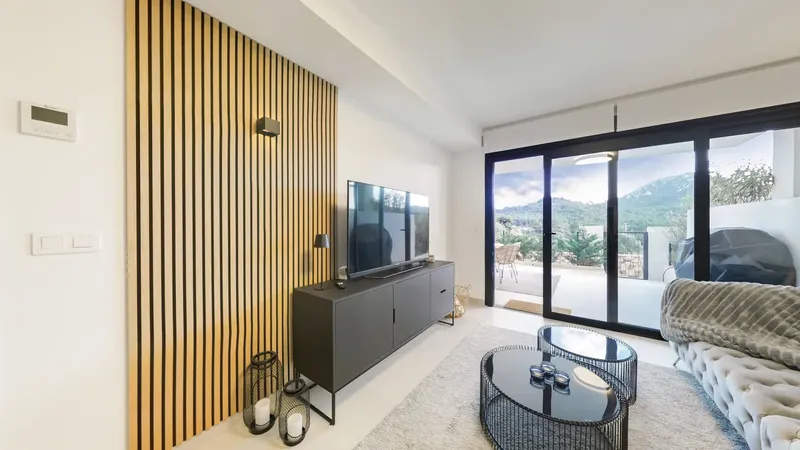 A few steps from the turquoise waters of the idyllic Font de Sa Cala bay, a ground-floor apartment combining modern design, comfort and Mediterranean quality of life awaits you. — photo 5