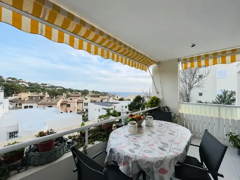 Ubicado en Santa Ponsa, una de las zonas más deseadas del suroeste de Mallorca, este espacioso apartamento ofrece bonitas vistas panorámicas — photo 12