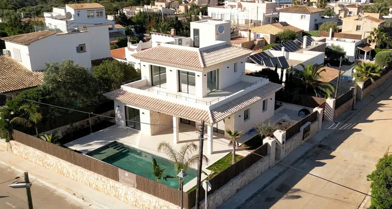 Exclusive new-build villa with pool in Cala Llombards — photo 1