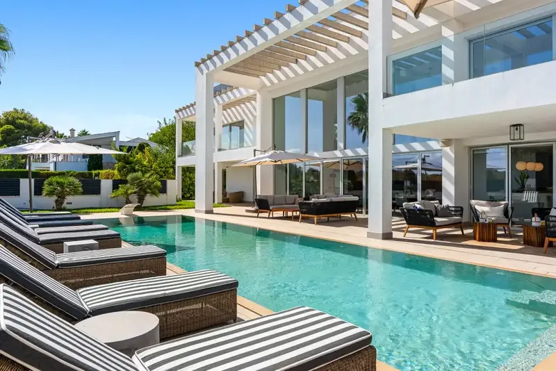Esta impresionante villa contemporánea en venta está situada en el tranquilo enclave de Llenaire, ofreciendo una rara combinación de espacio — photo 2