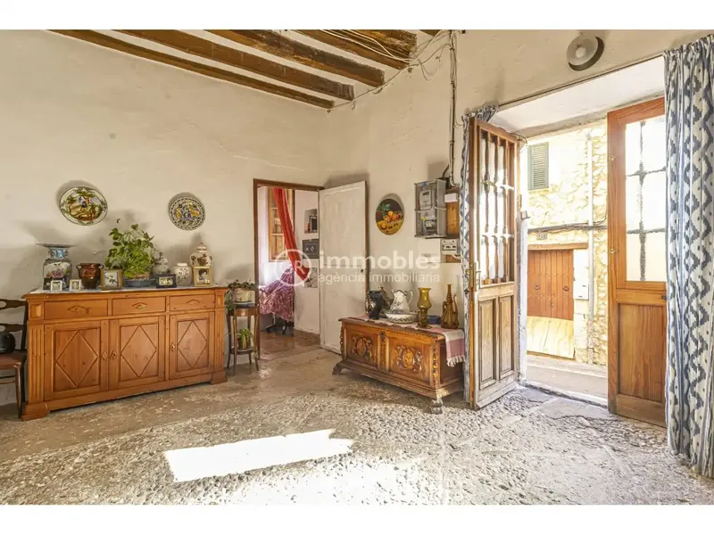 We present this spacious single-family property located in a privileged location in the urban center. — photo 9