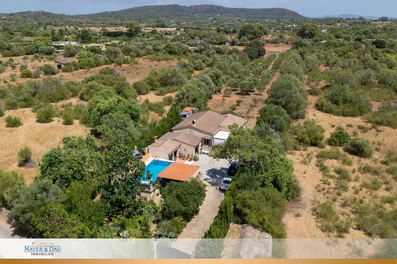 Charming finca built in 1978 in a quiet rural setting in Llucmajor with a large plot — photo 1