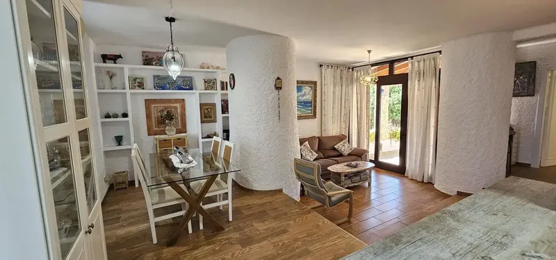 ¡Se vende acogedora planta baja en Cala Mandia! Tiene una superficie de 80 m² distribuidos en dos amplios dormitorios, luminoso salón-comedo — photo 4