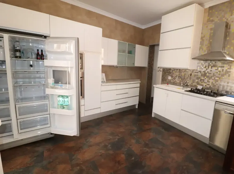 Magnificent apartment, completely renovated, corner unit, has 5 balconies, very central, near avenues, 6 bedrooms, furnished kitchen — photo 4