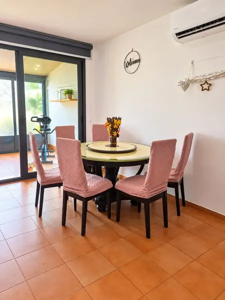Descubre esta amplia y acogedora casa de pueblo de cuatro dormitorios, situada en una tranquila y bonita calle arbolada en pleno corazón de  — photo 2