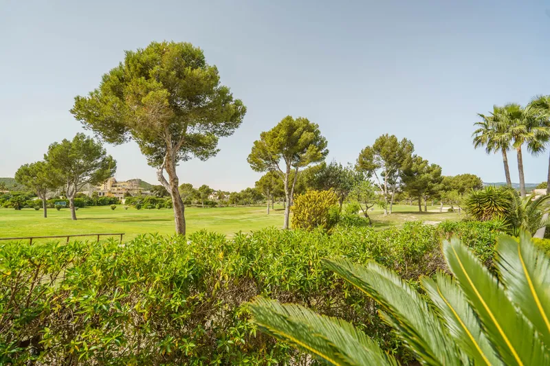 Elegant garden apartment in Santa Ponsa with golf course views — photo 1