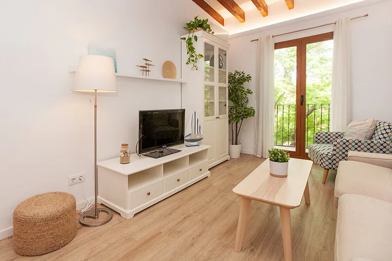 Lovely Renovated Two-Bedroom Penthouse next to the Market, with Nice Views and Outdoor Space — photo 1