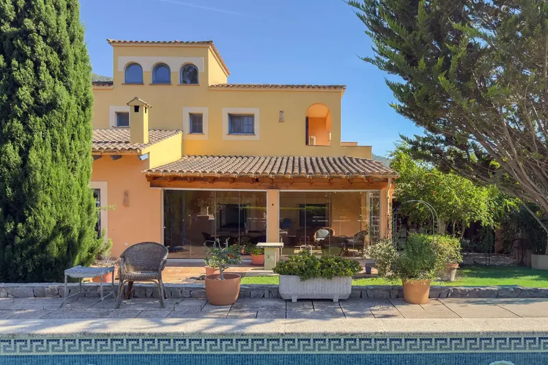 This elegant finca, built in 2002, extends over a generous area of 274 square meters on a 1,567 square meter plot — photo 6