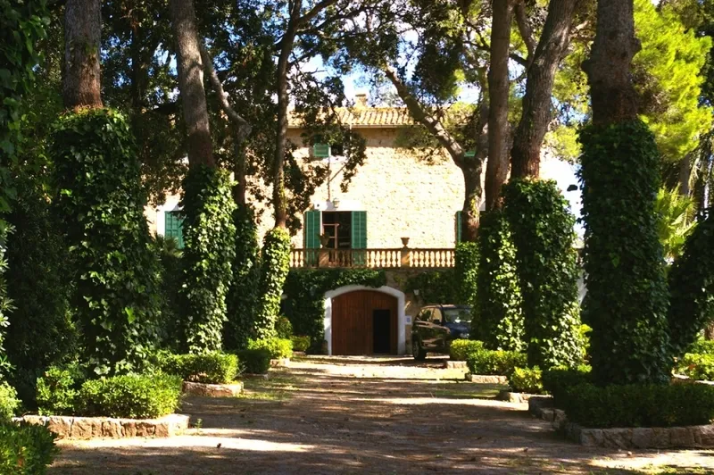 Century old manor house in green huge plot — photo 1