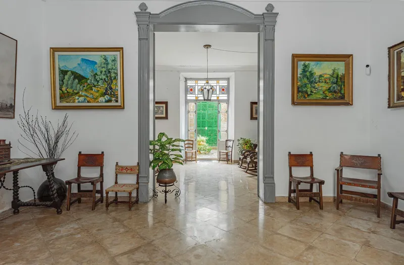 Centrally located manor house — photo 6