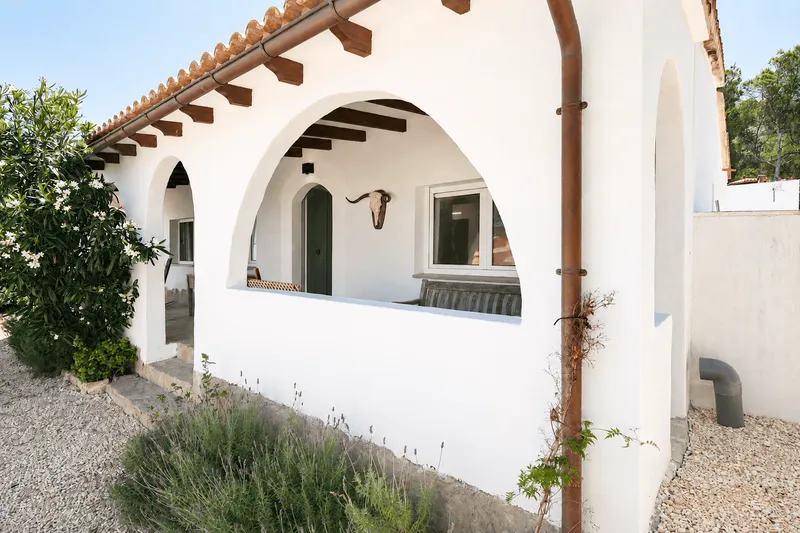 Only 400 meters to the sea: Renovated chalet with 2 bedrooms, high-quality fitted kitchen and garden — photo 3