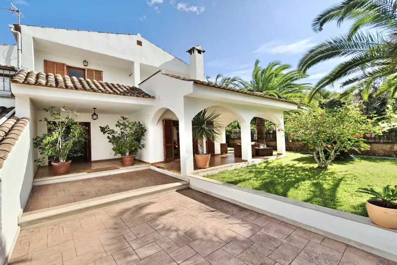 Charming Mediterranean-style villa for sale in Santa Ponsa with private pool and garden — photo 2