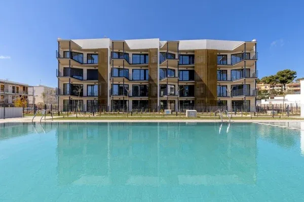 Modern new apartments close to the beach in Palmanova — photo 1