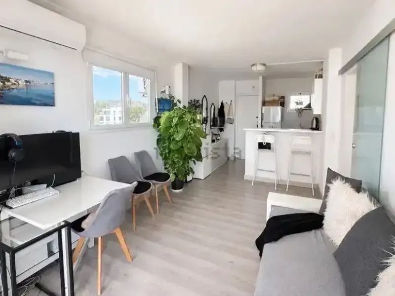 Ático reformado , con impresionantes vistas al mar, y listo para entrar a vivir , son dos estudios por el precio de uno , si se quiere se pu — photo 1