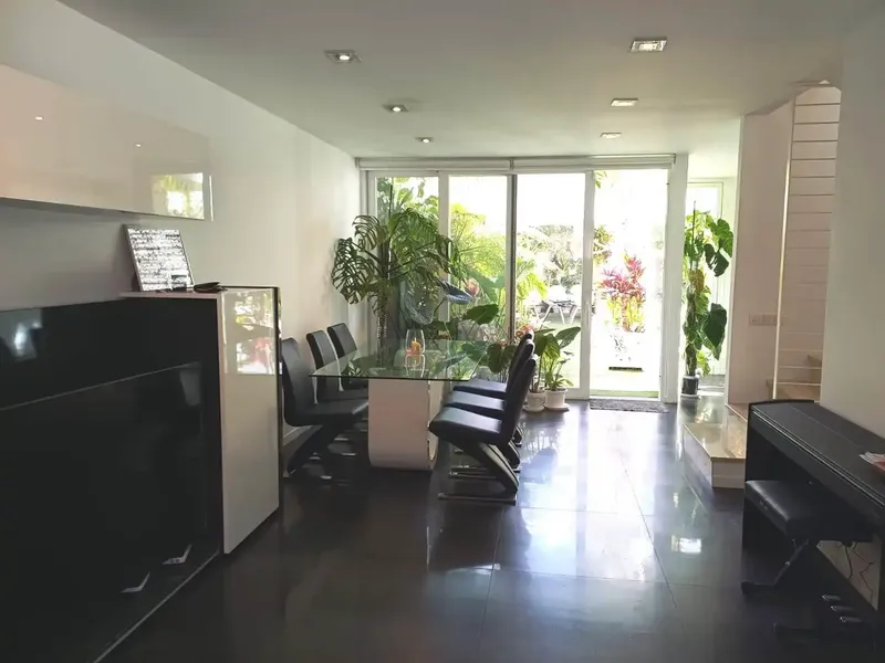 In the quiet area of Son Peretó, also known as the school zone, we find this bright modern-style townhouse with completely open views — photo 4