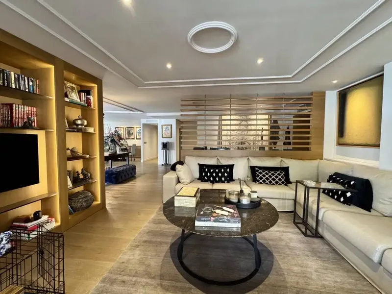 Presentamos esta magnífica vivienda, situada en una exclusiva finca junto al Paseo Marítimo de Palma, una de las zonas residenciales más dem — photo 1